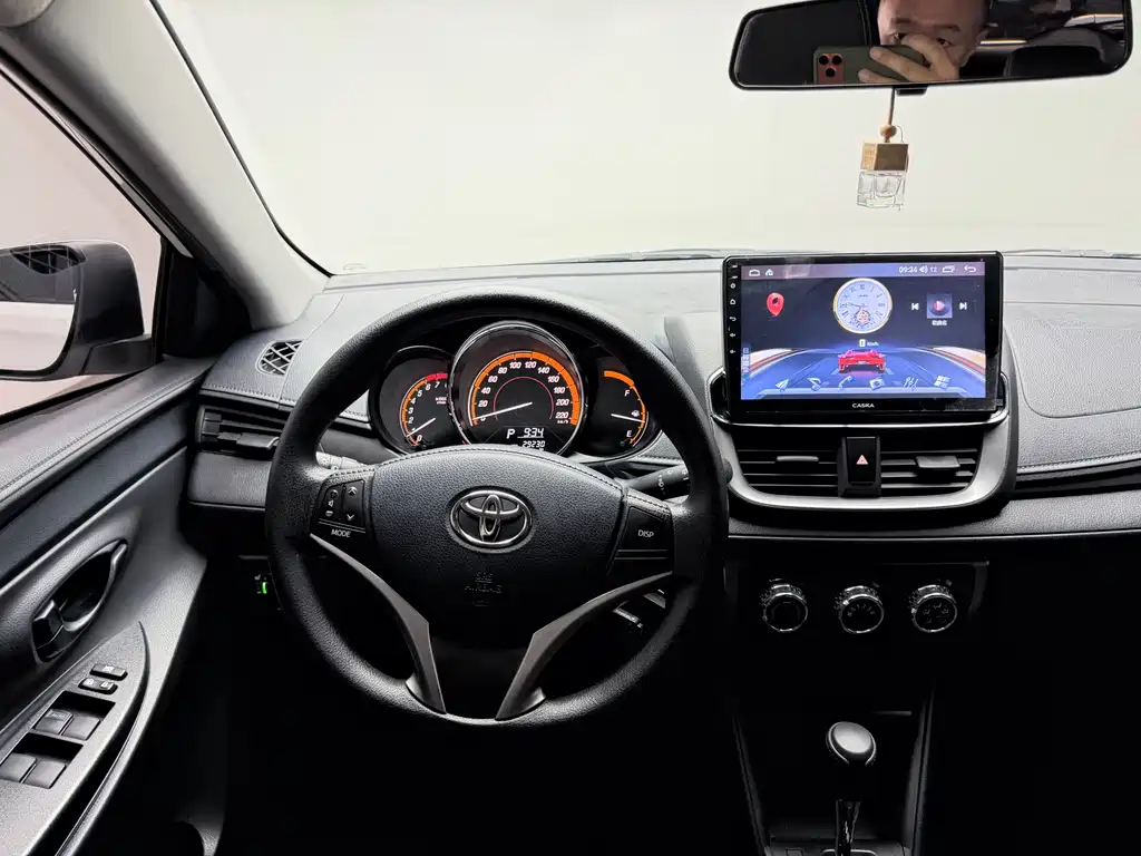 Toyota Yaris L 2022 — фото 8