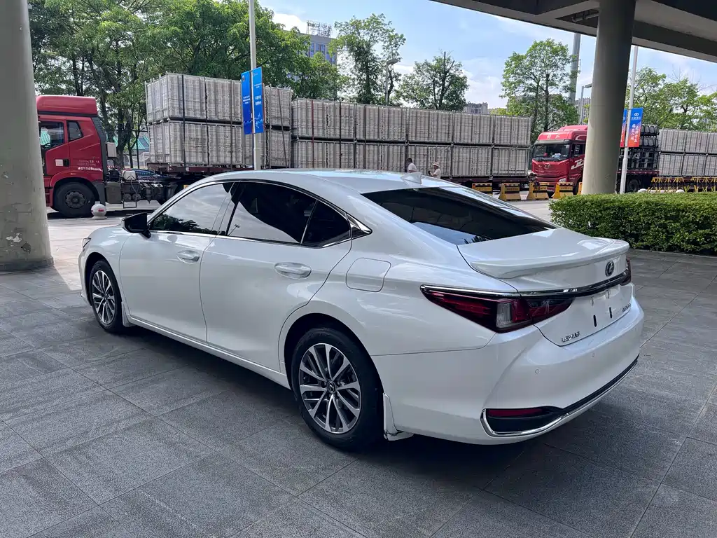 Lexus ES 2023 — фото 10