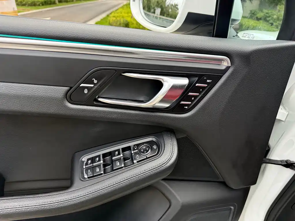 Porsche Macan 2017 — фото 18