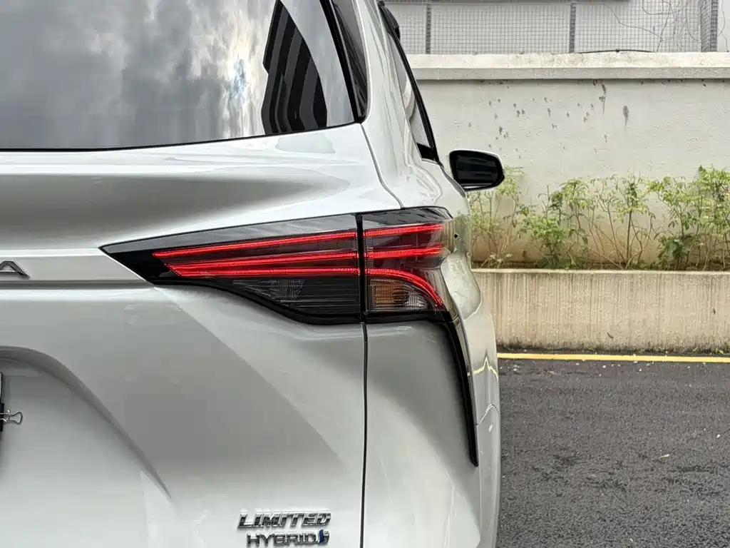 Toyota Sienna 2023 — фото 10