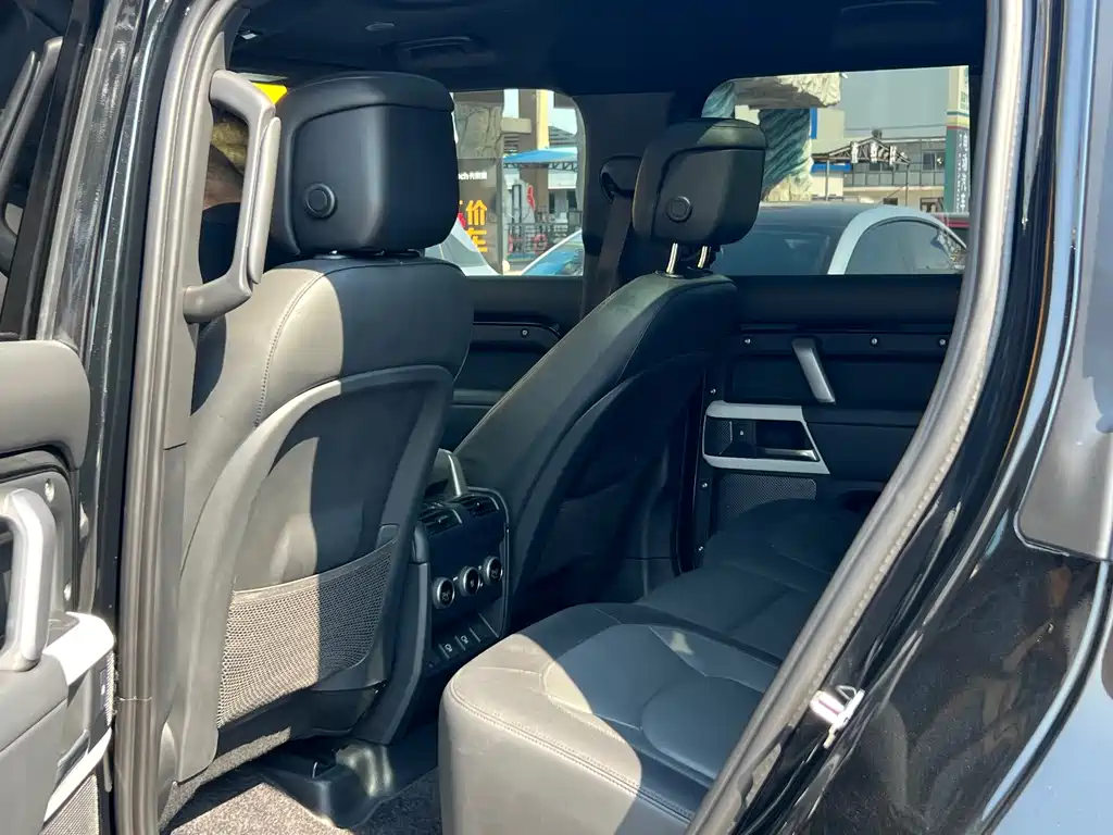 Land Rover Defender 2023 — фото 10
