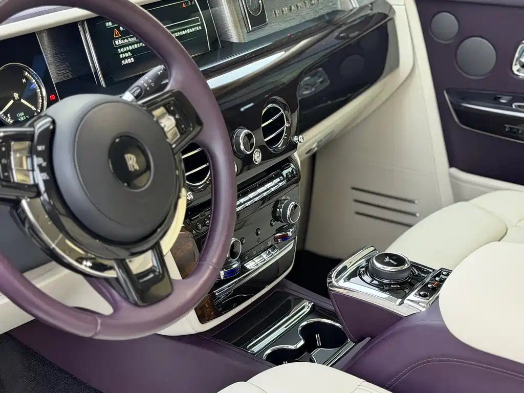 Rolls-Royce Phantom 2019 — фото 15