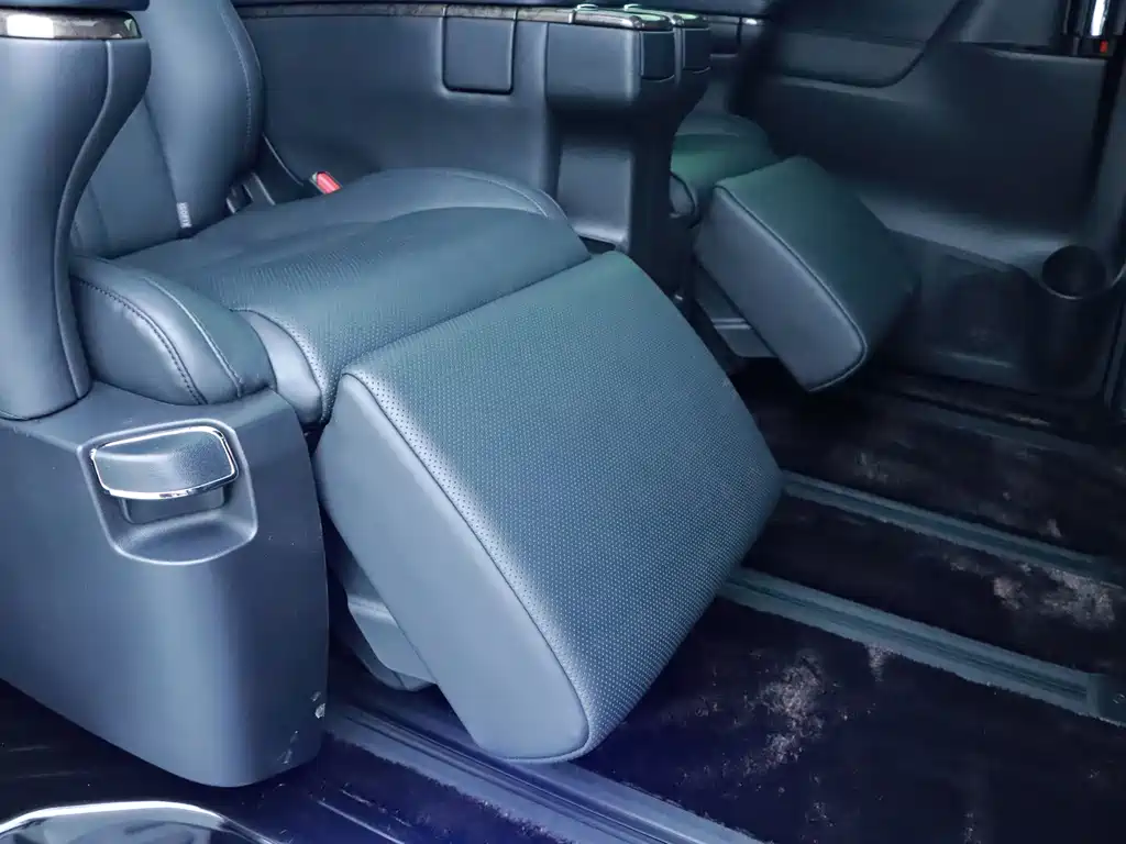 Toyota Alphard 2023 — фото 18