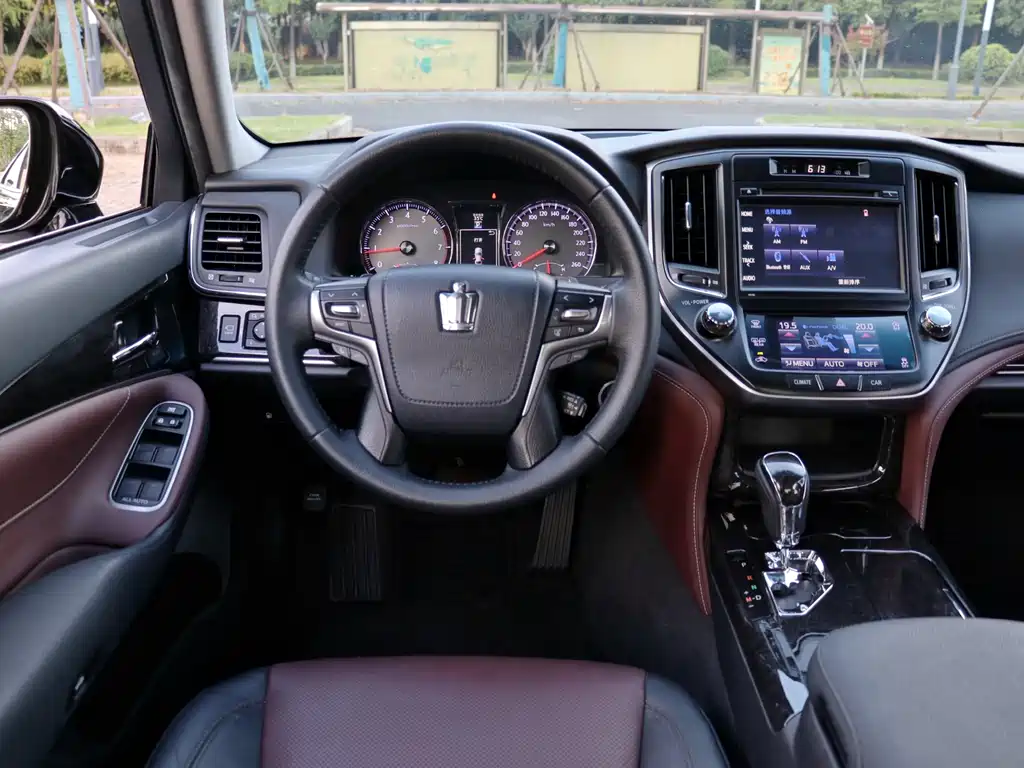 Toyota Crown 2018 — фото 12