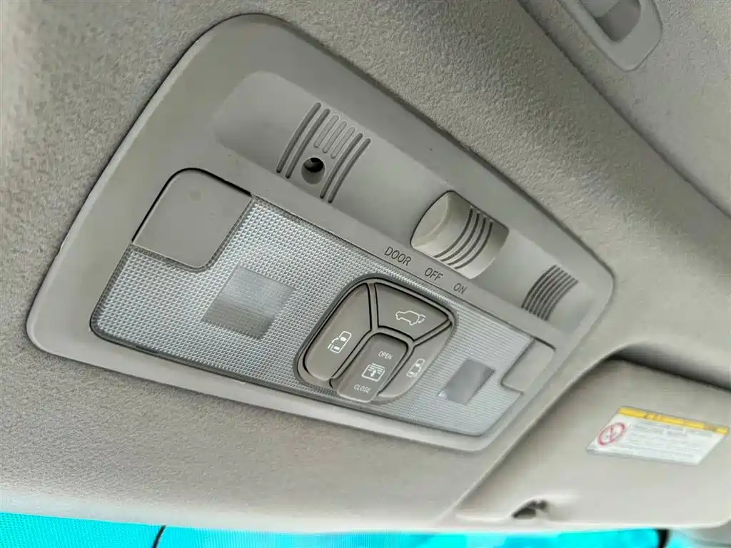 Toyota Previa 2007 — фото 10