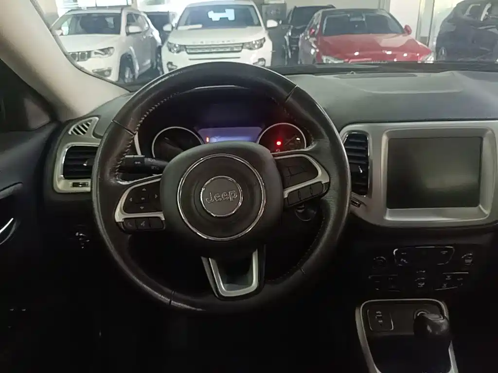 Jeep Compass 2018 — фото 11