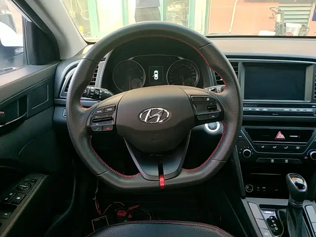 Hyundai Elantra 2018 — фото 11