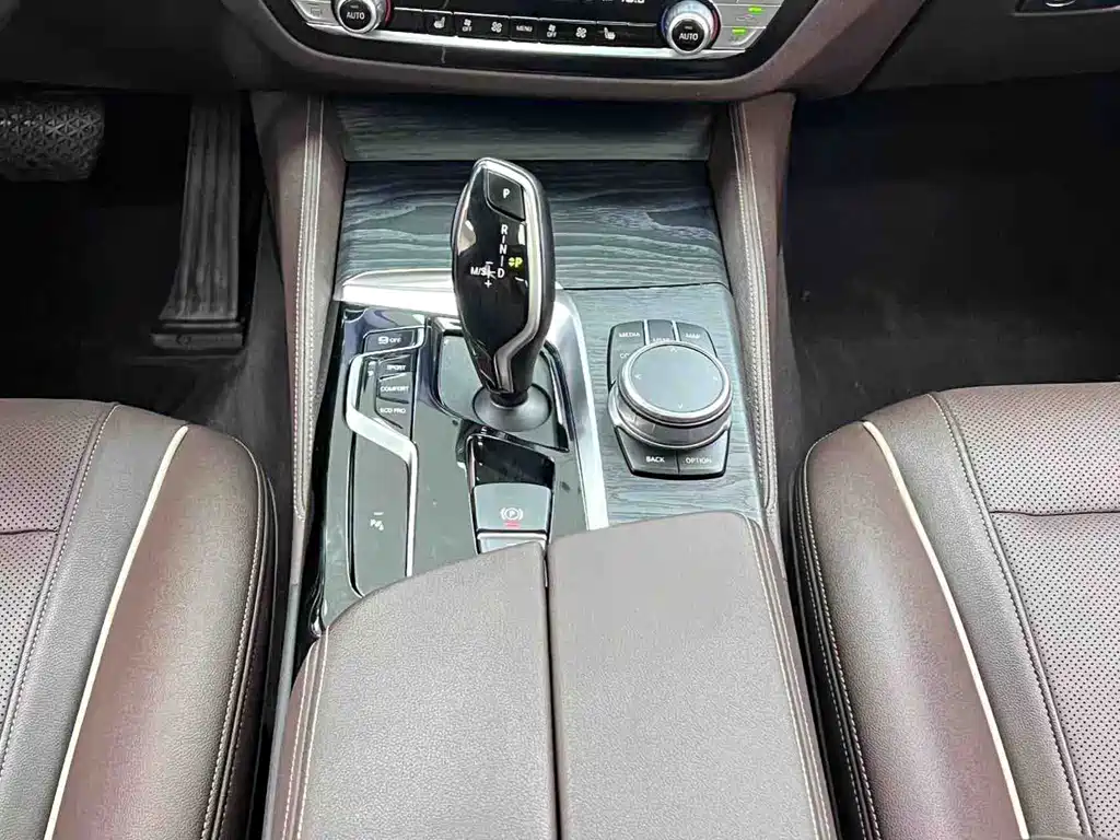 BMW 5 Series 2021 — фото 16
