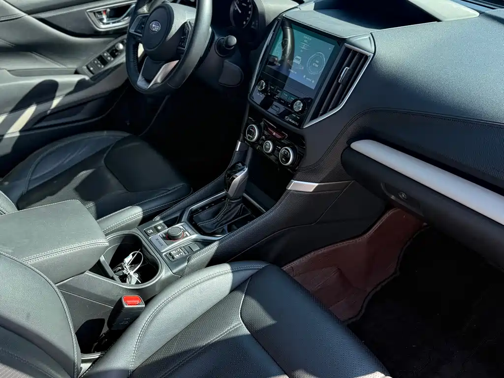 Subaru Forester 2023 — фото 9