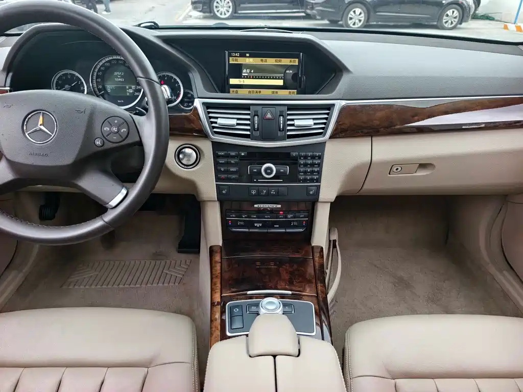 Mercedes-Benz E-Class 2011 — фото 16