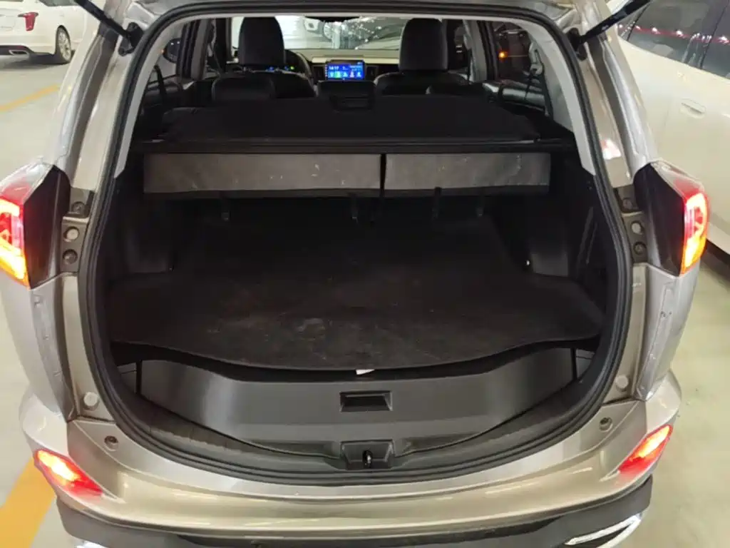Toyota RAV4 2017 — фото 19