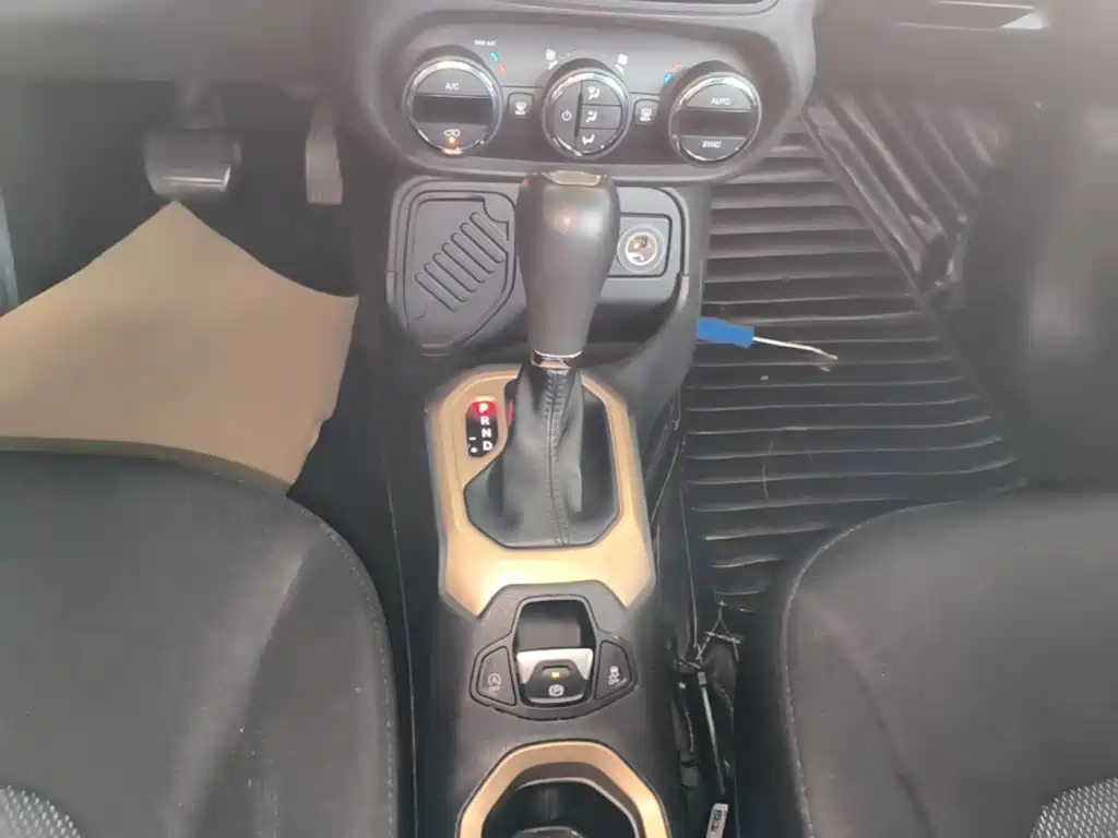 Jeep Renegade 2018 — фото 14