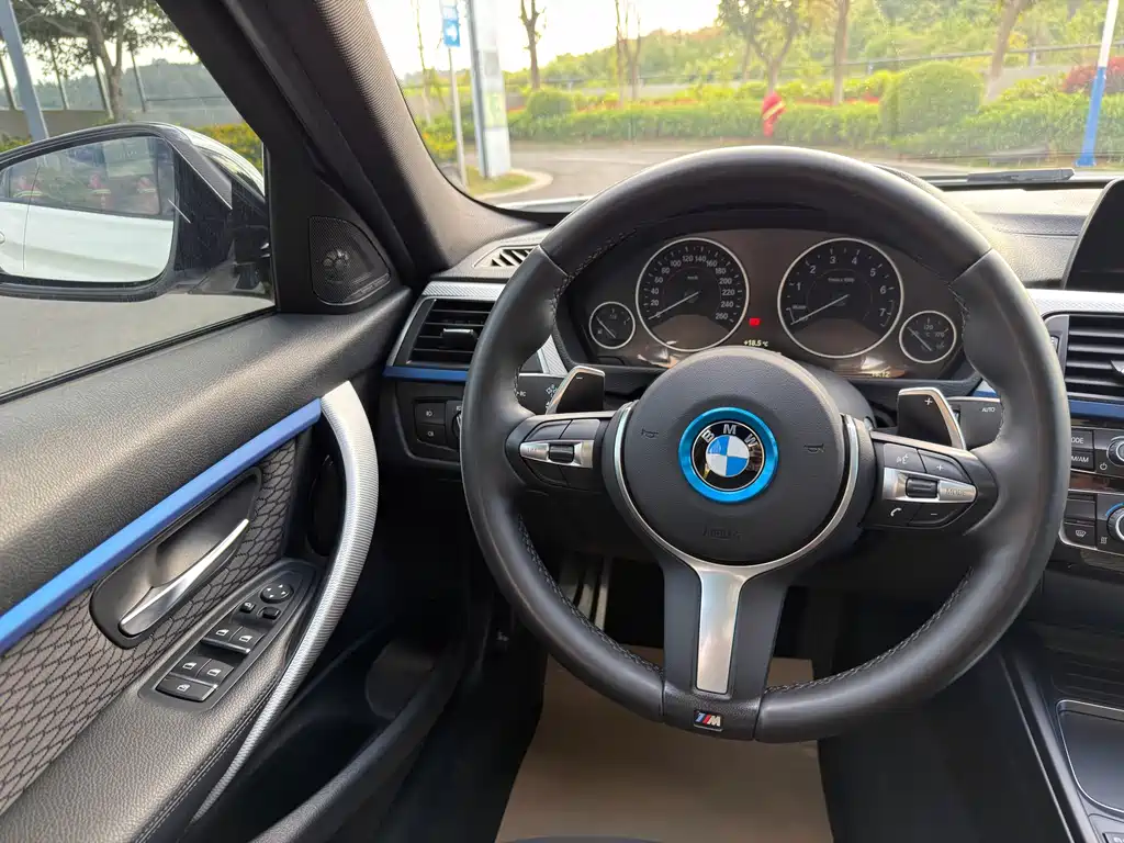 BMW 3 Series 2018 — фото 14