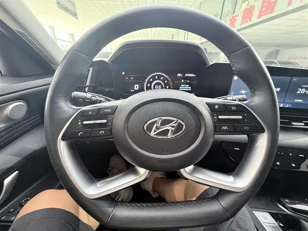 Hyundai Elantra 2023 — фото 10