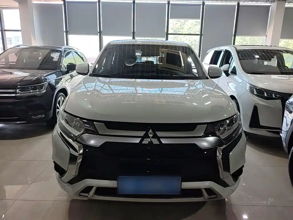 Mitsubishi Outlander 2023 — фото 3