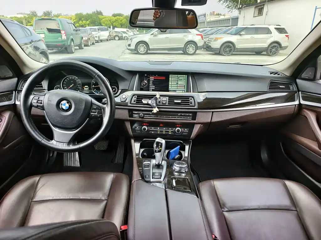 BMW 5 Series 2017 — фото 12