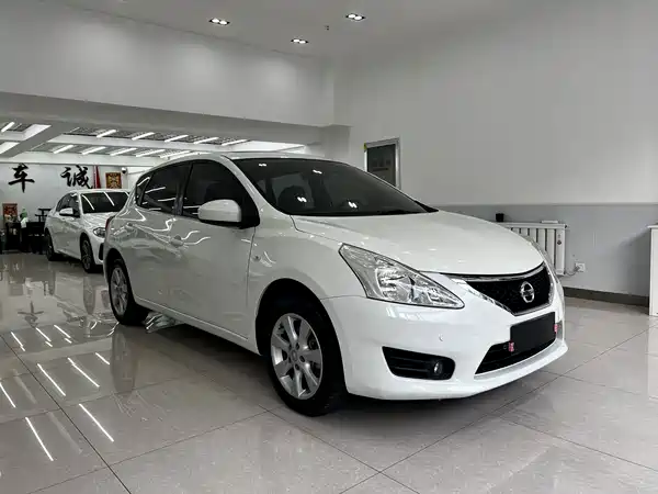 Nissan Tiida 2015