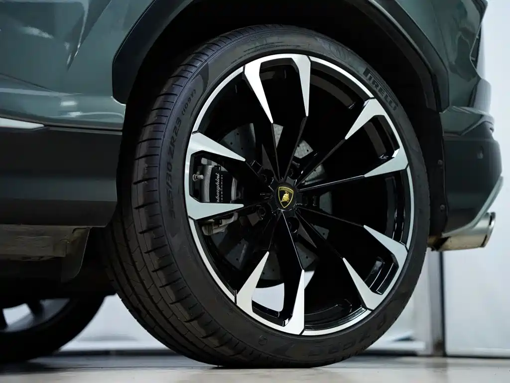 Lamborghini Urus 2019 — фото 25