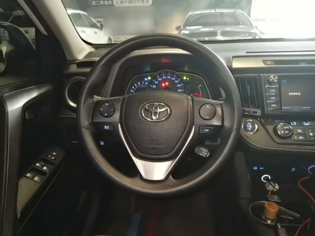 Toyota RAV4 2018 — фото 11
