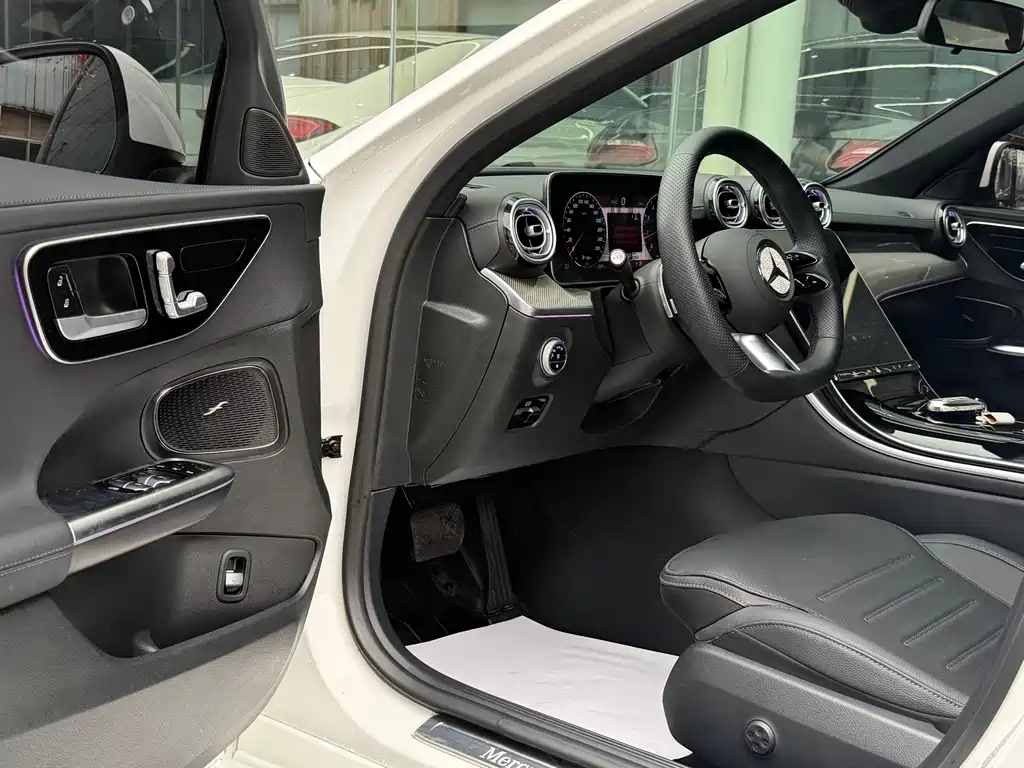 Mercedes-Benz C-Class 2025 — фото 10