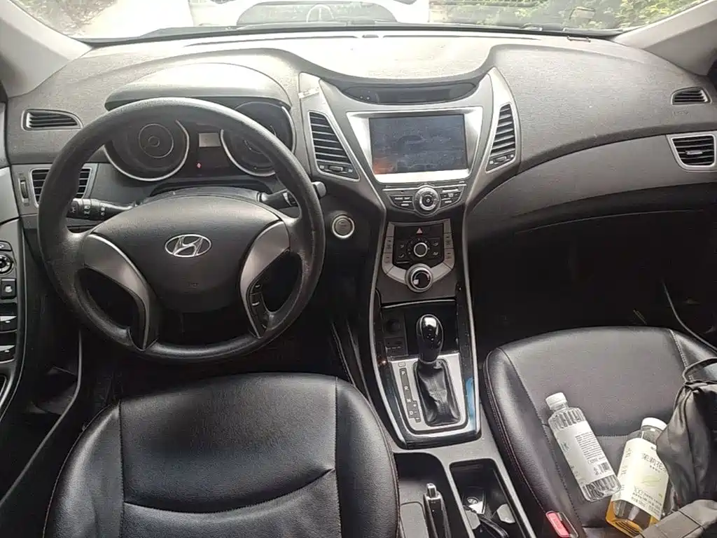 Hyundai Elantra 2015 — фото 16