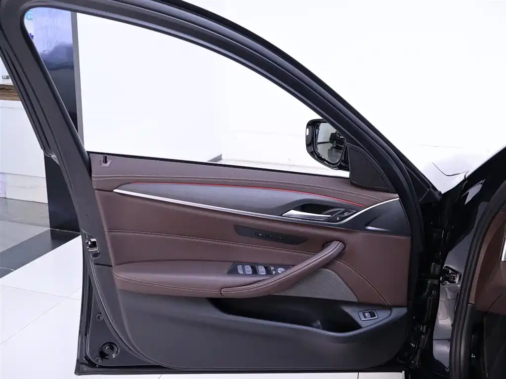 BMW 5 Series 2023 — фото 18