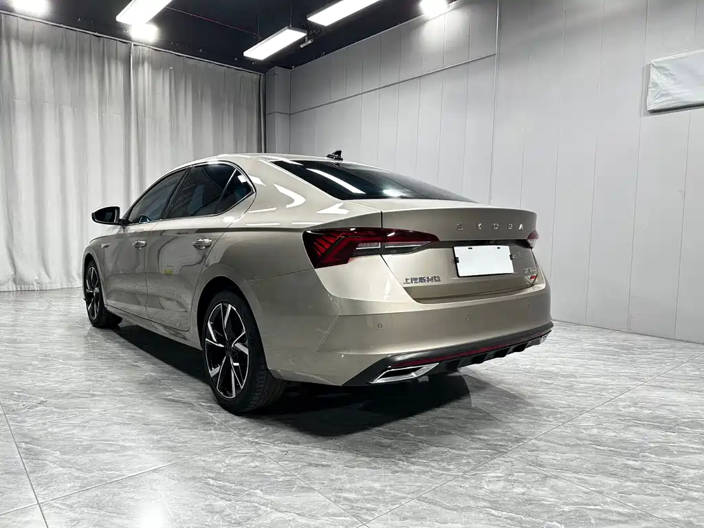 Skoda Octavia 2023 — фото 4