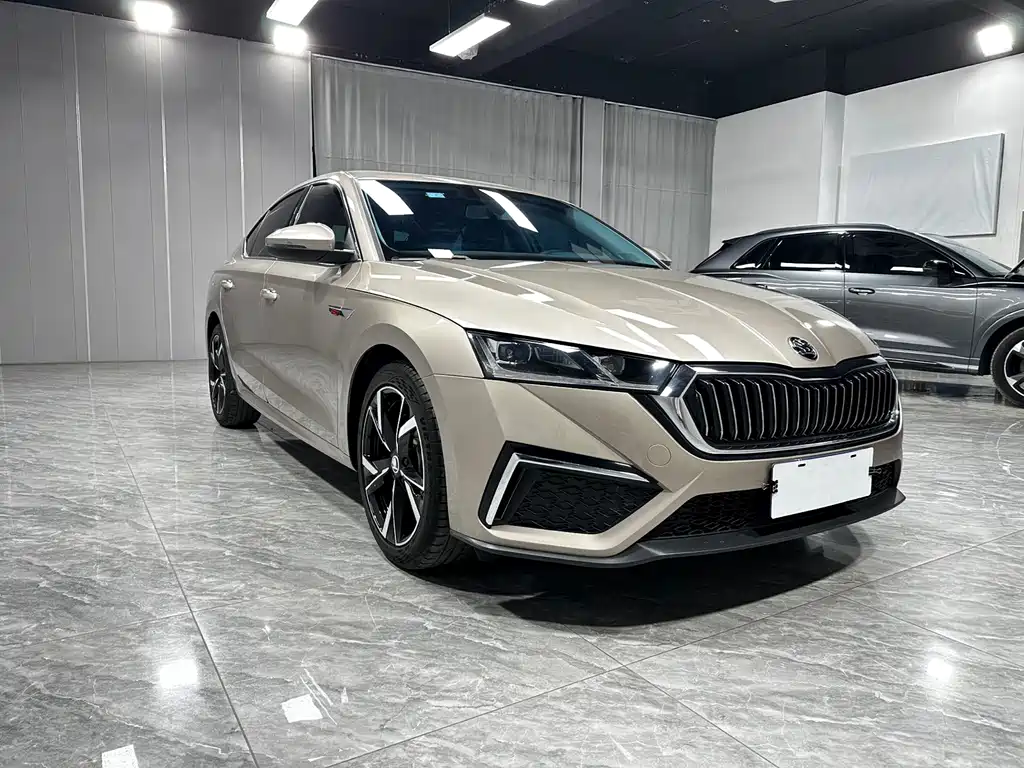 Skoda Octavia 2023 — фото 3