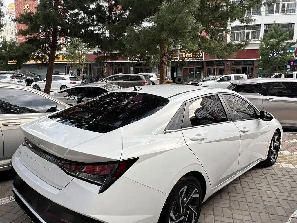 Hyundai Elantra 2023 — фото 14