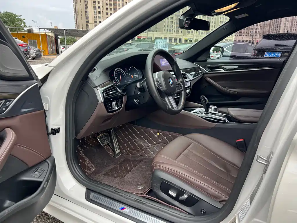 BMW 5 Series 2019 — фото 9