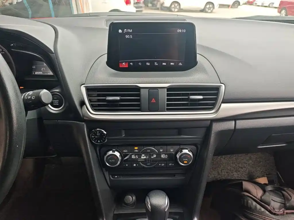Mazda 3 Axela 2018 — фото 13