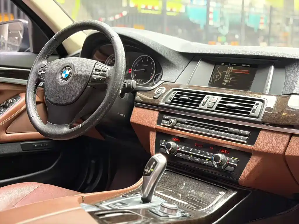 BMW 5 Series 2016 — фото 8