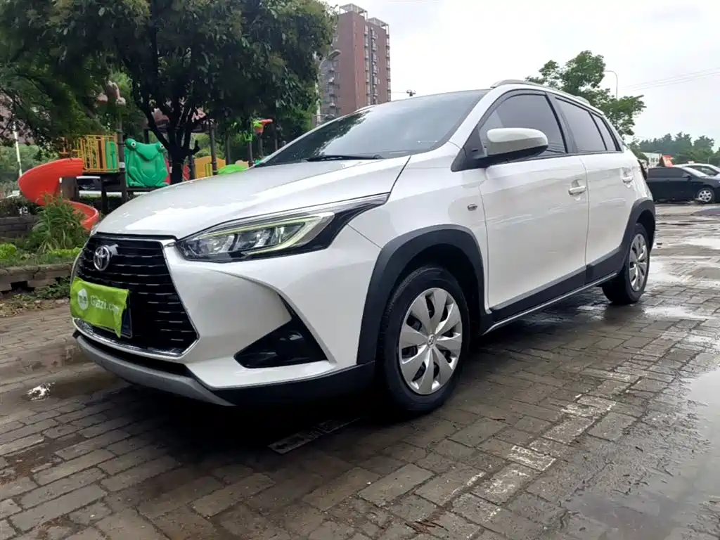 Toyota Yaris L 2022 — фото 1