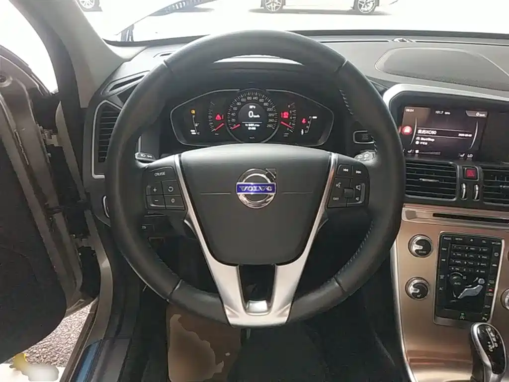 Volvo XC60 2017 — фото 11