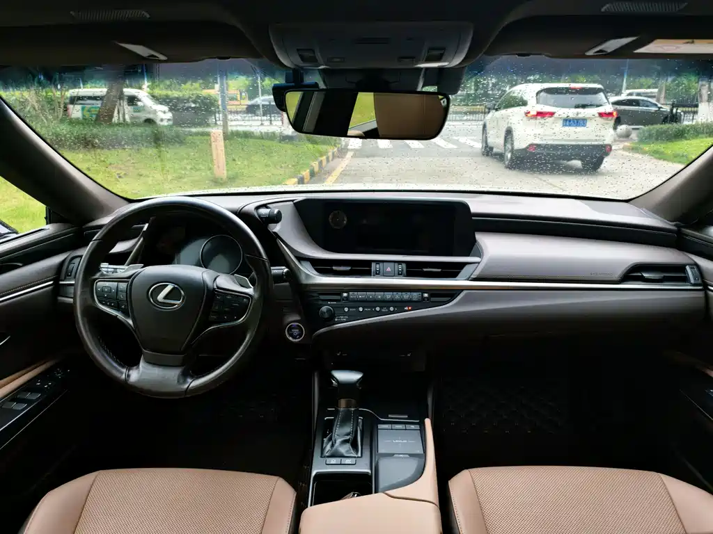 Lexus ES 2019 — фото 18