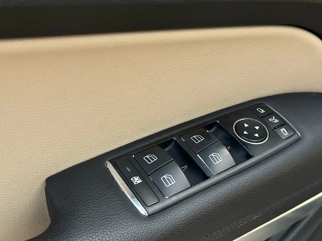 Mercedes-Benz E-Class 2012 — фото 20
