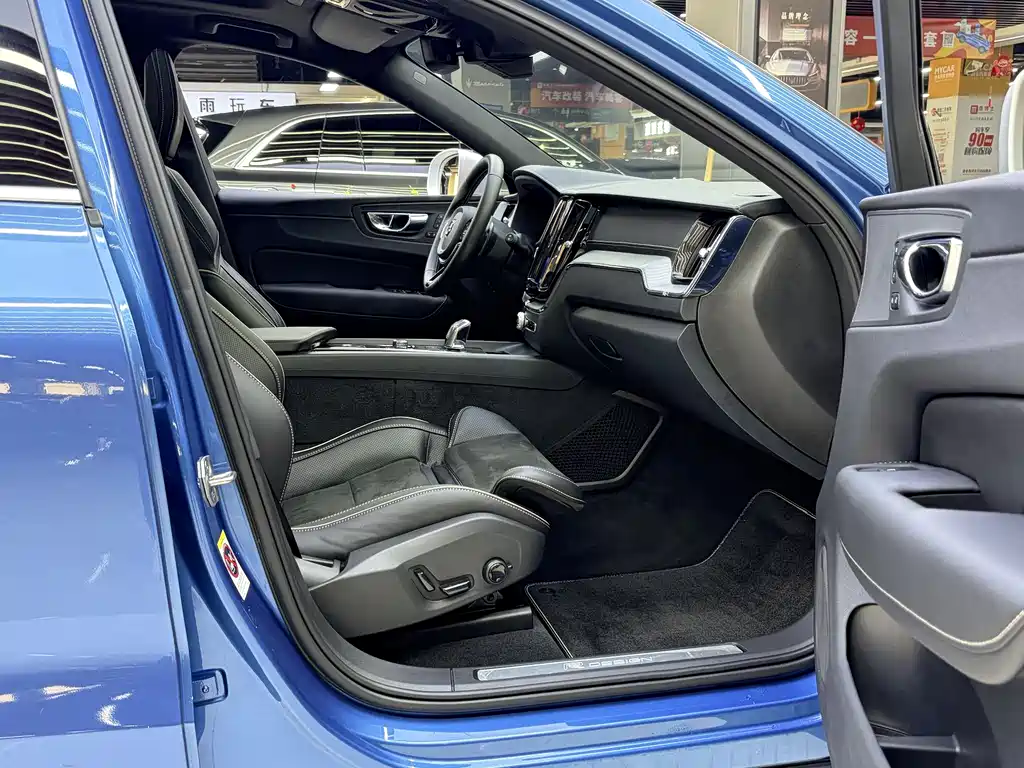 Volvo XC60 Plug-In Hybrid 2019 — фото 10