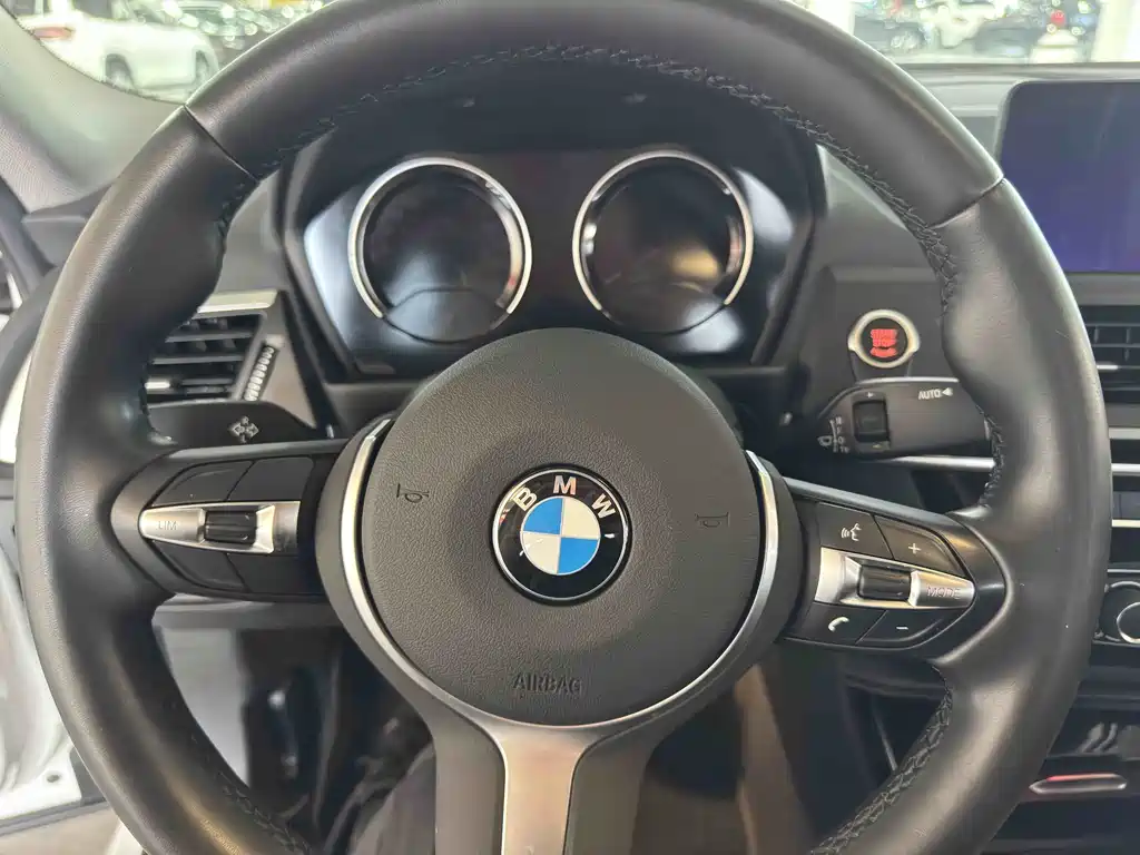 BMW 1 Series 2019 — фото 13