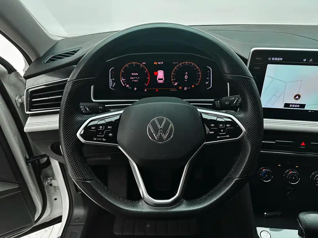 Volkswagen Tiguan L 2023 — фото 12