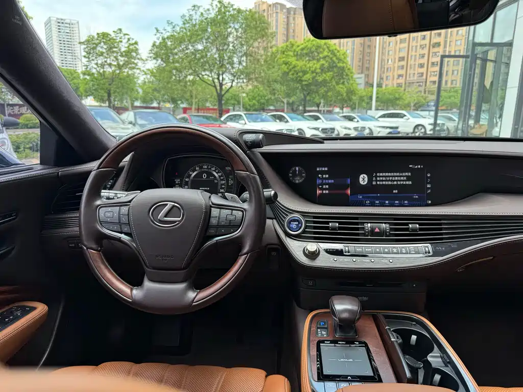 Lexus LS 2019 — фото 11