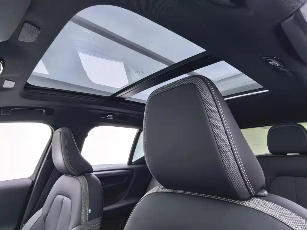 Volvo XC40 2023 — фото 20