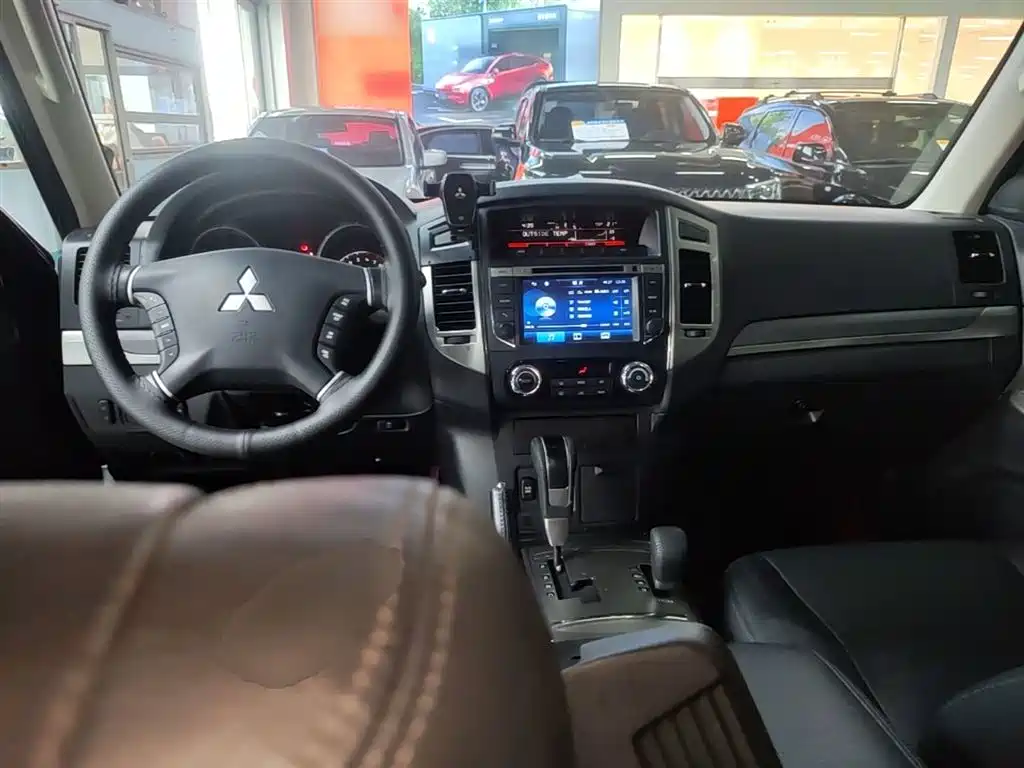 Mitsubishi Pajero 2017 — фото 10