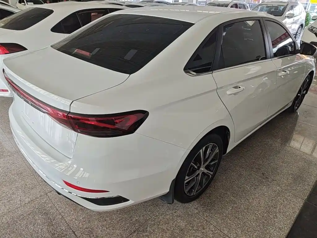 Geely Emgrand 2022