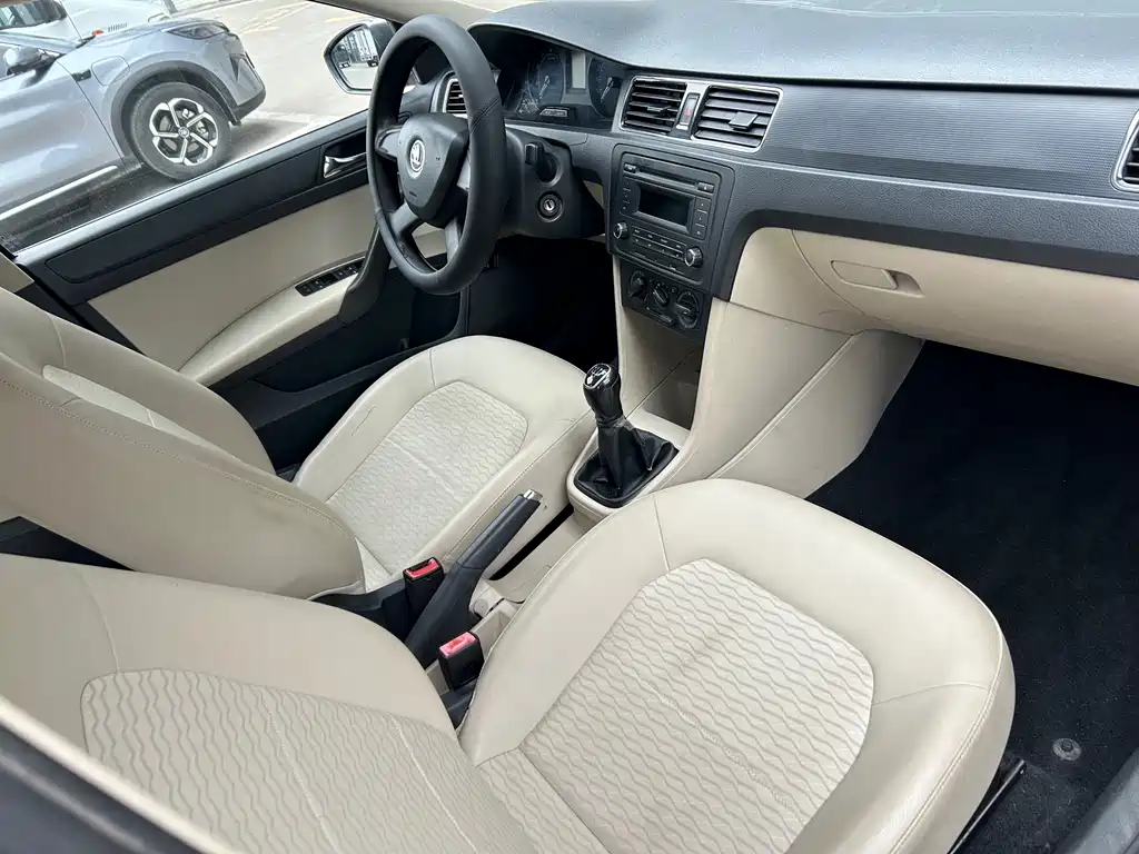 Skoda Rapid 2013 — фото 13