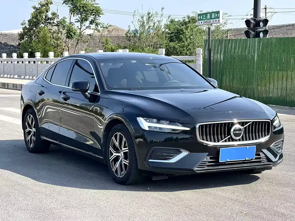 Volvo S60 2022 — фото 3