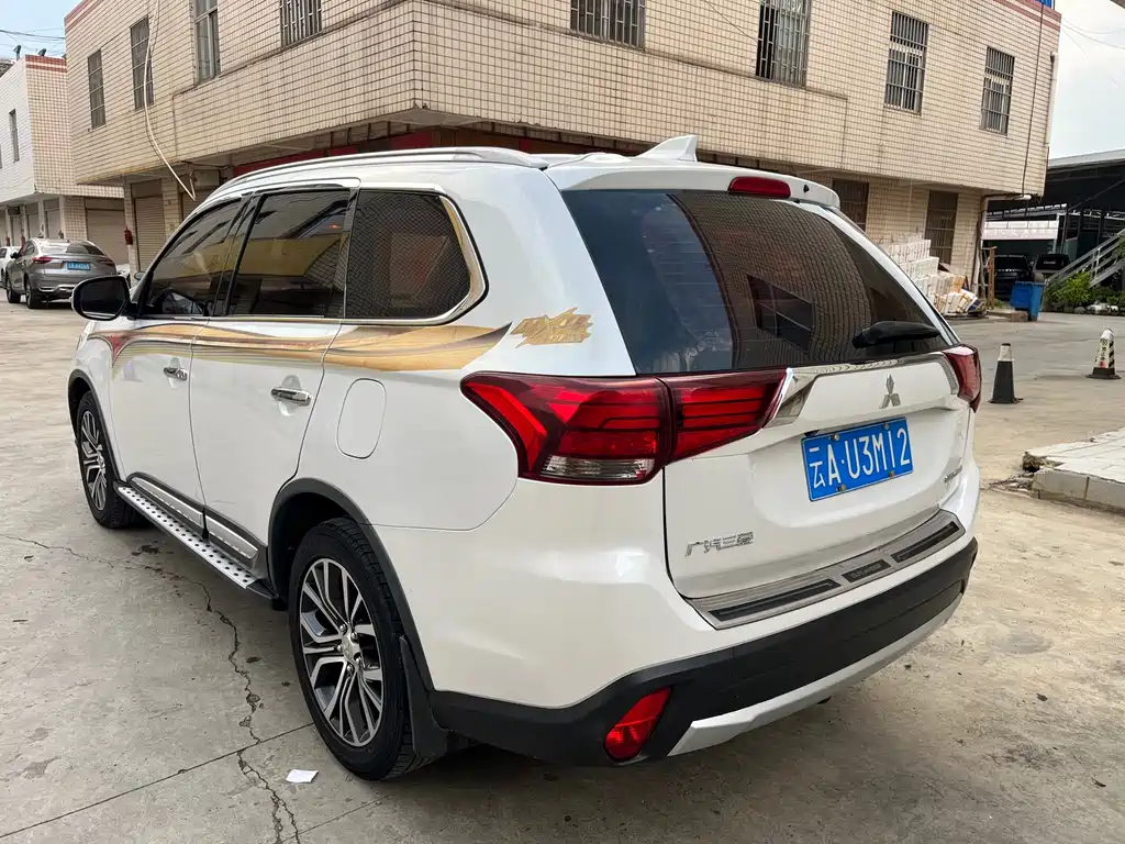Mitsubishi Outlander 2018 — фото 8