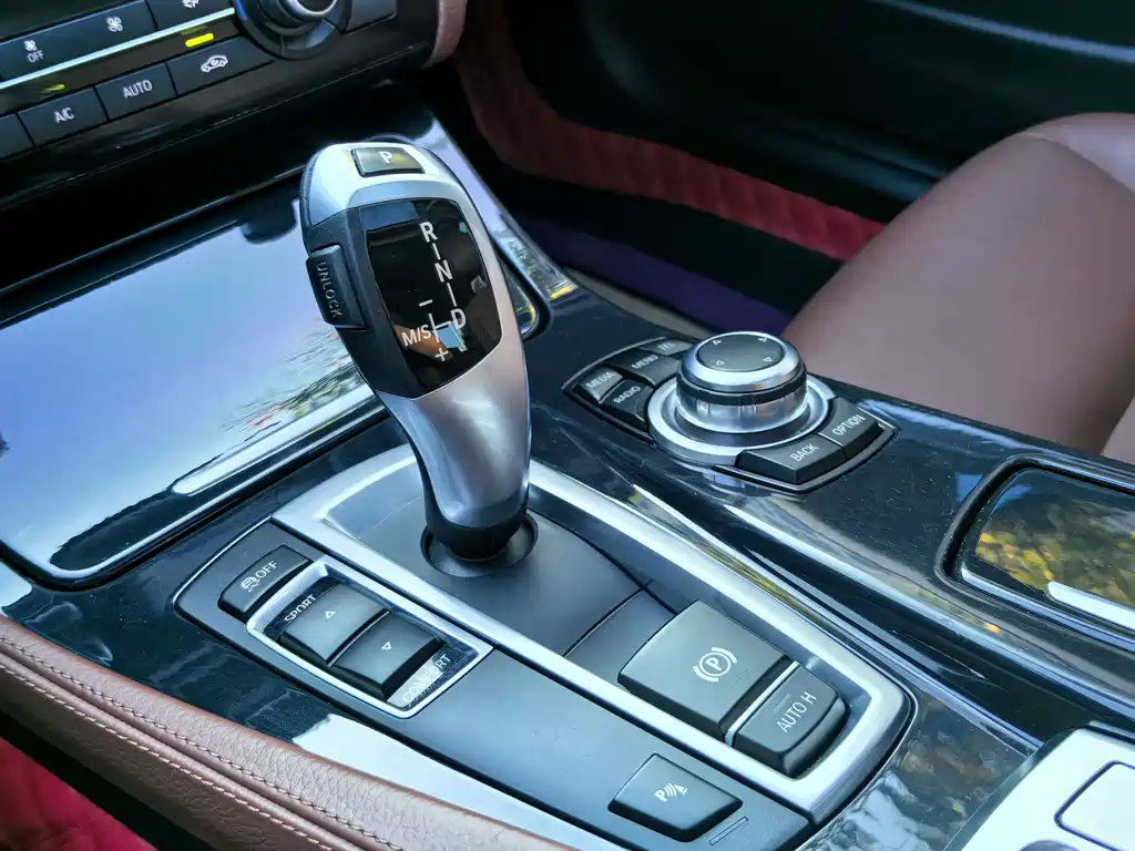 BMW 5 Series 2017 — фото 12