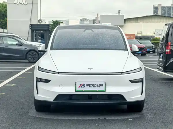 Tesla Model Y 2025
