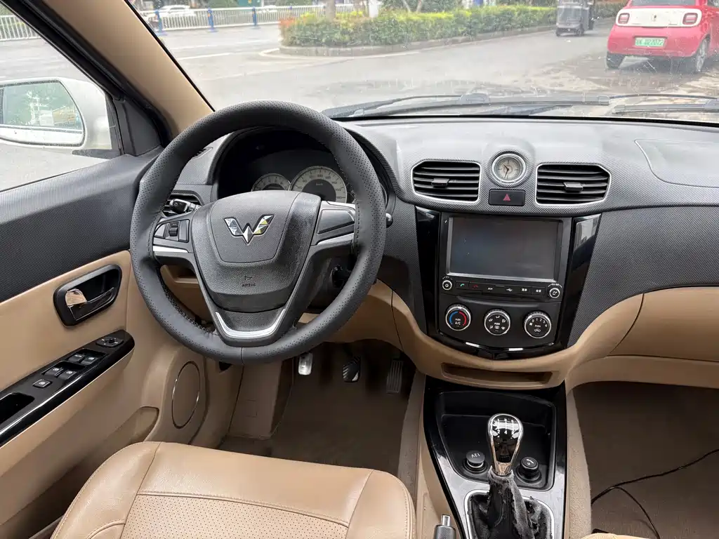 Wuling Hongguang 2014