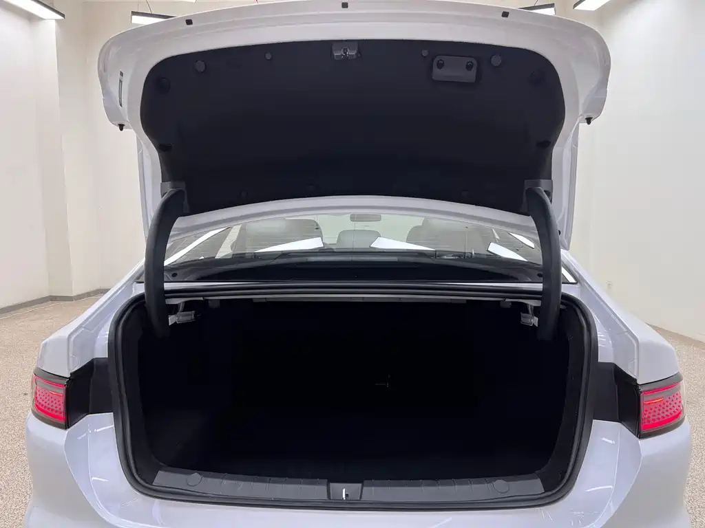 BYD Seal 05 DM-i 2025 — фото 30